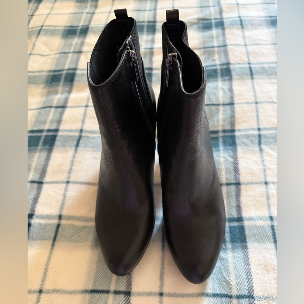 Donald J Pliner Elegant Black Ankle Boots size 9. BNWOT